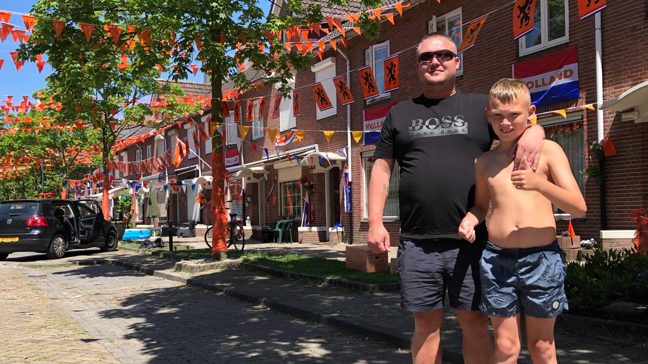 Jaimy (links) in de rijkversierde Ahornstraat (foto: Raymond Merkx).