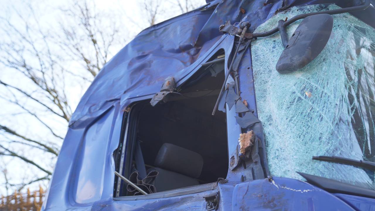 De cabine van de vrachtwagen is aan gruzelementen (foto: Bart Meesters).