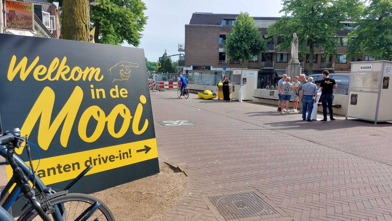 Geen hamburger, maar kranten in een speciale drive-in (foto: Tom Berkers).