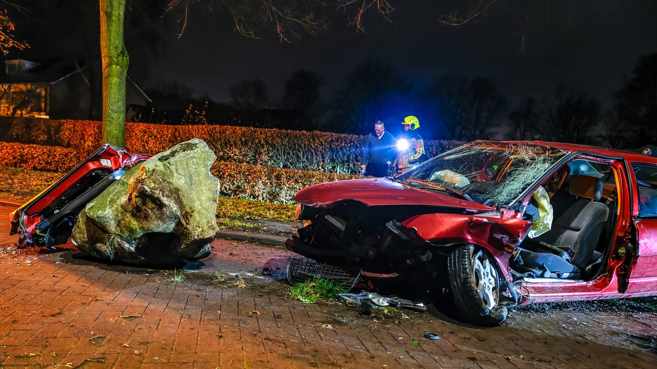 Automobilist zwaargewond na botsing tegen zwerfkei, enorme ravage.