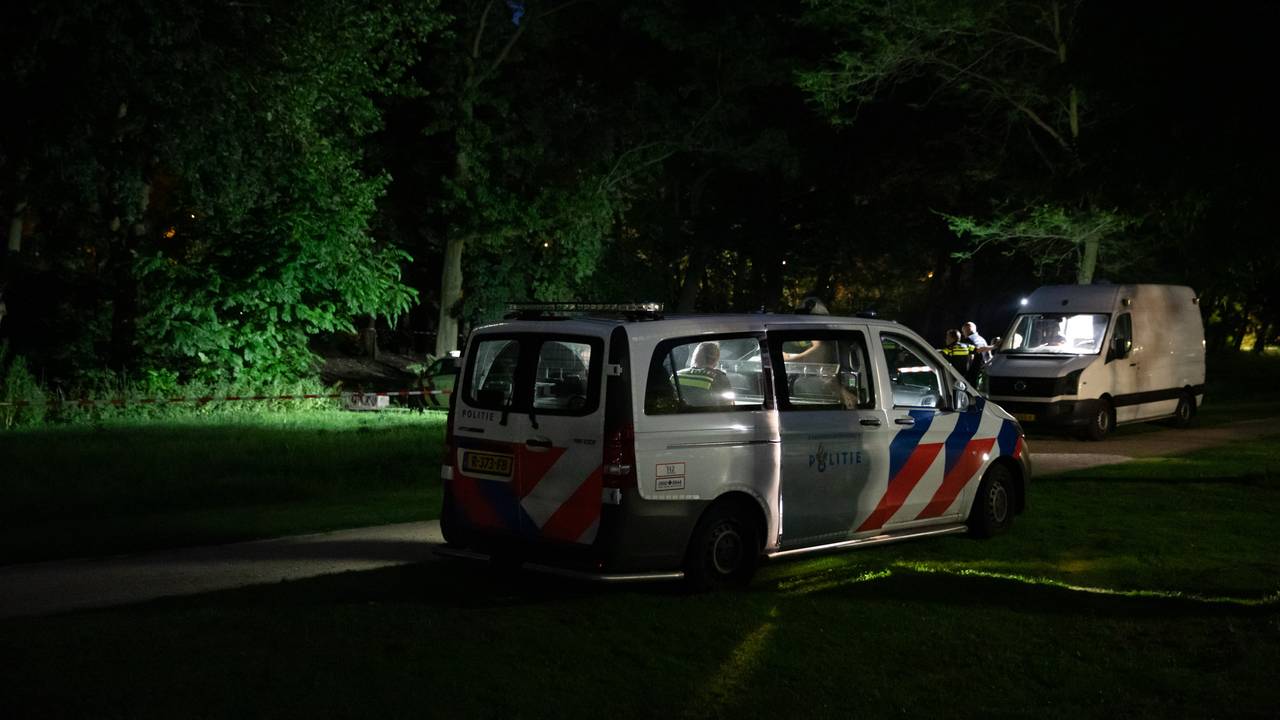 De politie was tot laat in de avond bezig bij de vindplaats aan de Strausslaan in Roosendaal (foto: Christian Traets/SQ Vision).