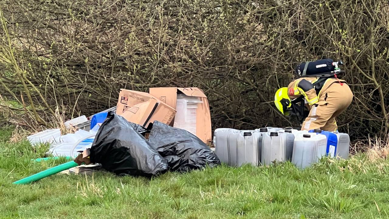 De brandweer verrichte metingen bij de vaten aan het Klein Overveldsepad in het buitengebied in Breda (foto: Perry Roovers/SQ Vision).