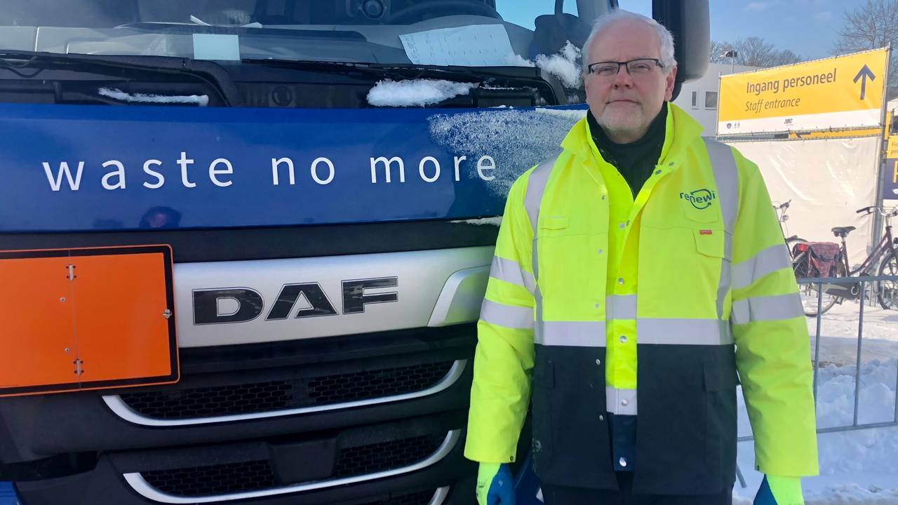 Arjan de Haas van Renewi heeft zijn handen vol aan het afvoeren van coronatest- en vaccinatiemateriaal (foto: Raoul Cartens)