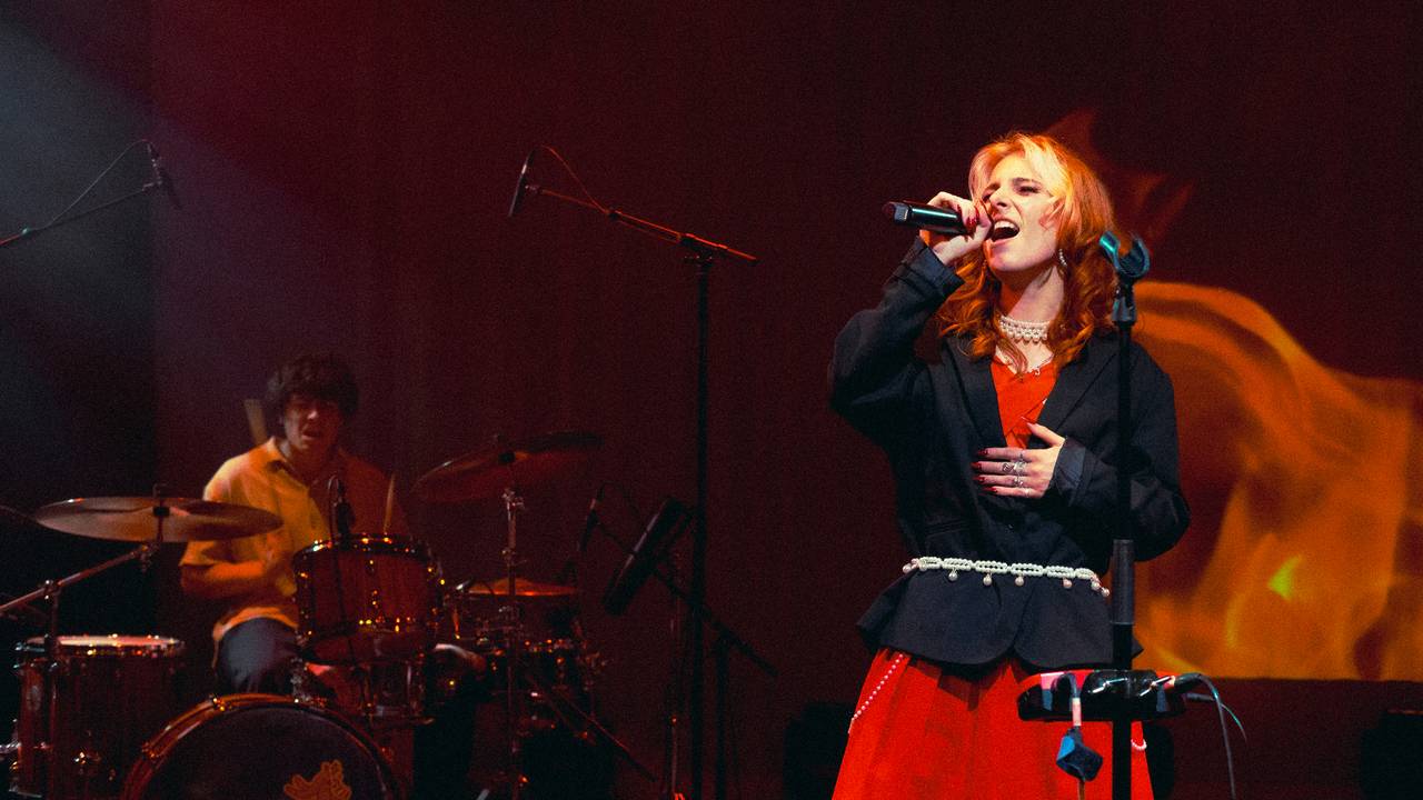 Het concert van XXJULÍA in de Schouwburg Concertzaal in Tilburg (foto: Keographics).