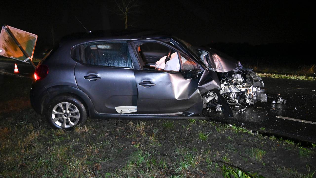De auto raakte bij de crash in Strijbeek zwaar beschadigd (foto: Perry Roovers/SQ Vision).