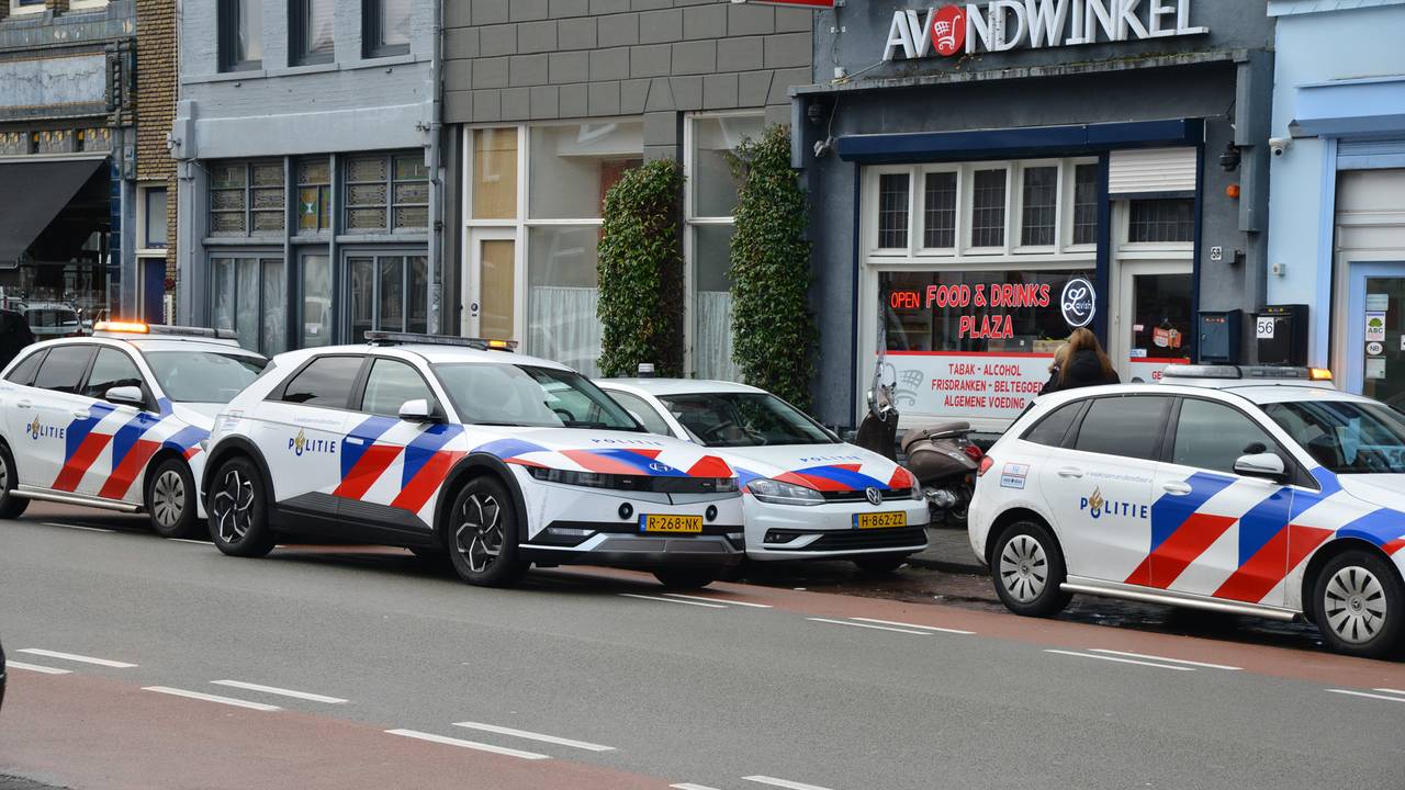 Politieactie bij avondwinkel in Breda (Foto: Perry Roovers/SQ Vision)