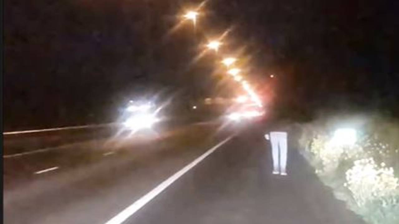 De voetganger op de A58 (foto: Instagram Geelopdeweg).