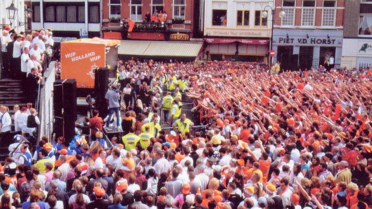 Roosendaal liep in 2000 uit om RBC te huldigen na de promotie.