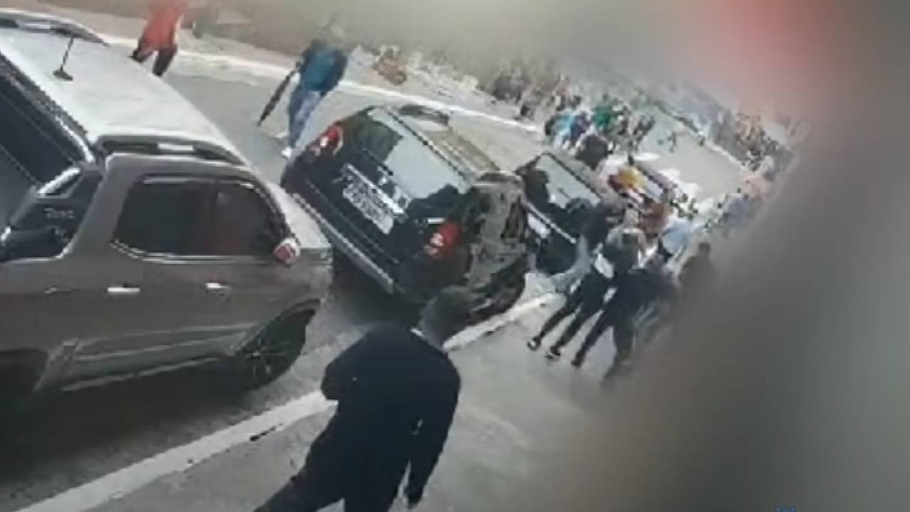Een bewakingscamera heeft de roofoverval op de Tilburger vastgelegd (SBT News).