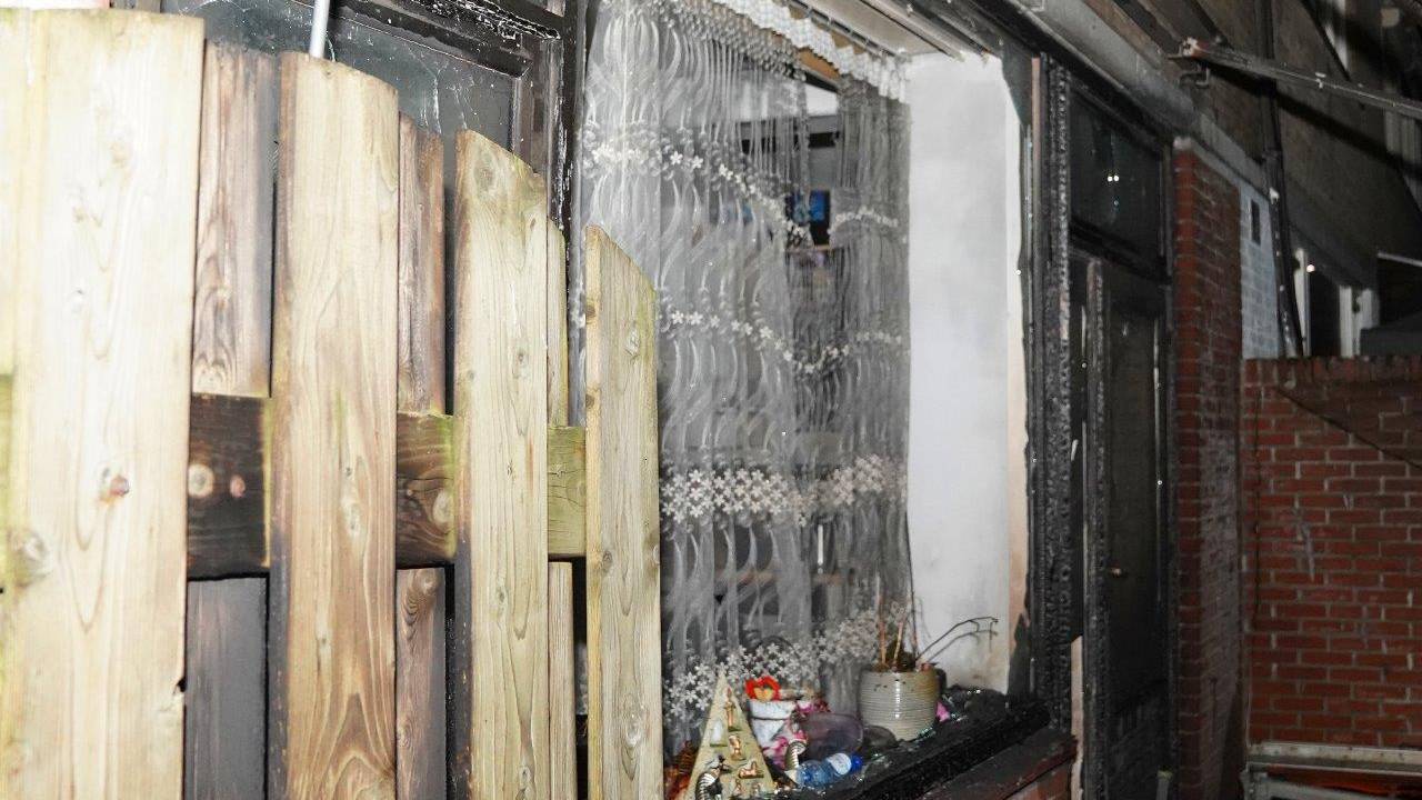 De schade aan het huis aan de Bredastraat in Den Bosch is groot na de brand (foto: Bart Meesters).