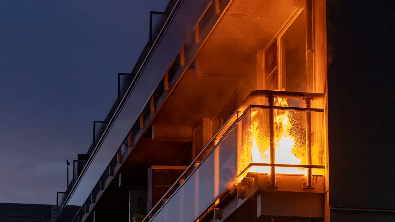De gevel liep ook schade op (foto; SQ Vision Mediaprodukties/ Iwan van Dun)
