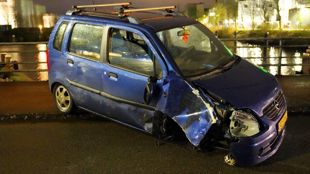 Vermoedelijk was de bestuurster van de in Den Bosch gecrashte auto onder invloed (foto: Bart Meesters).
