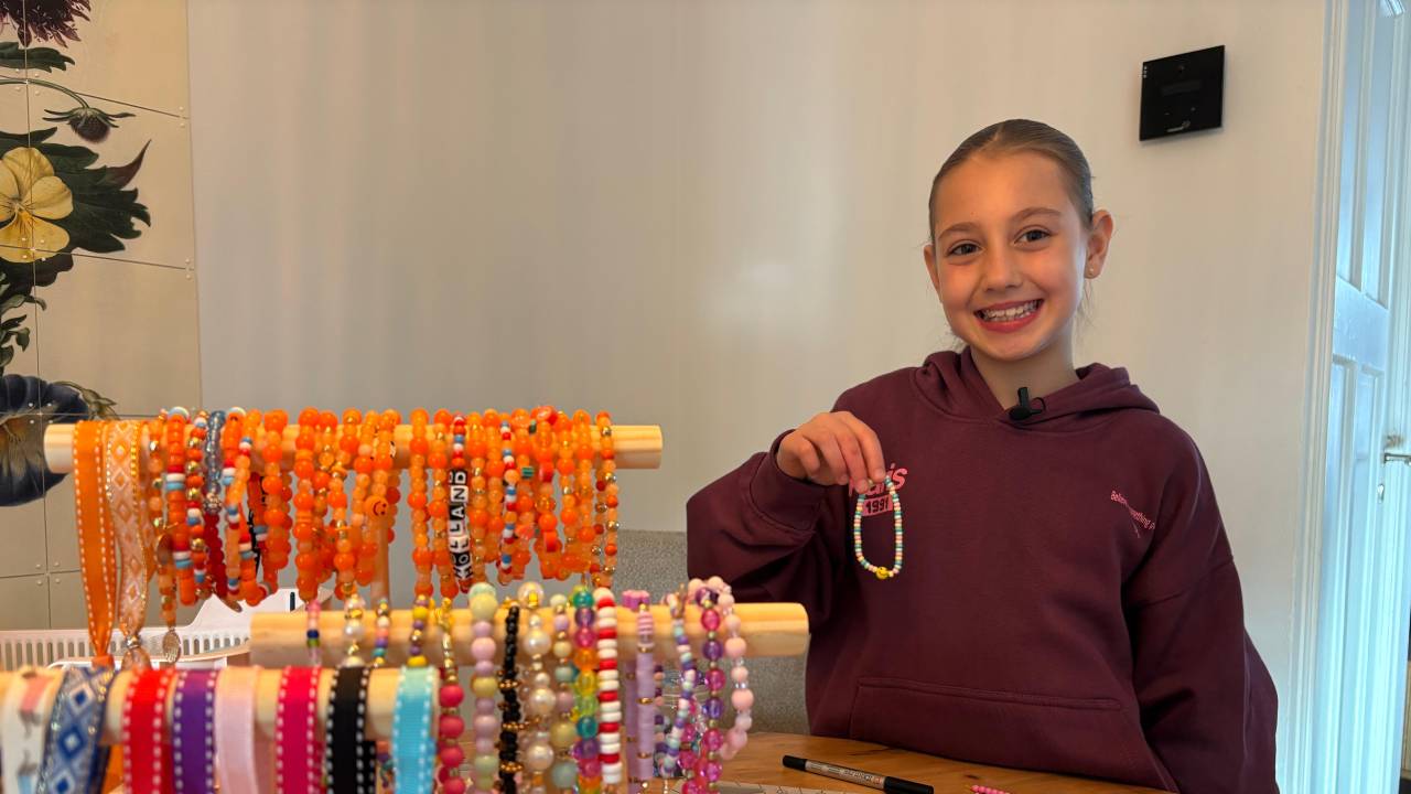 Liv (10) maakt armbandjes voor het goede doel