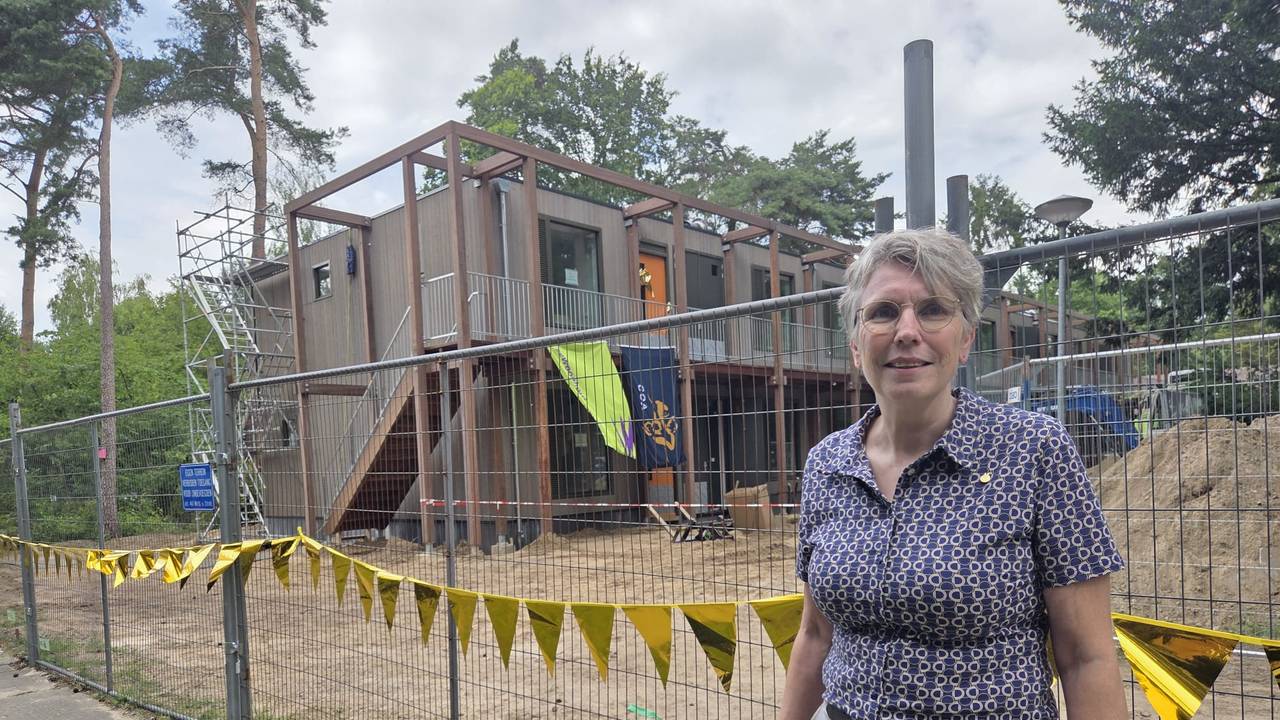 Locatiemanager Lieke van de Winkel bij een van de nieuwe gebouwen in het azc in Oisterwijk (foto: Mariëlle Bijlmakers)