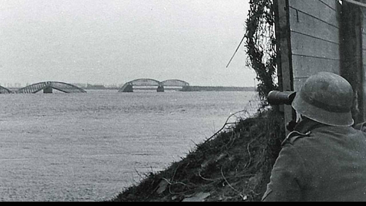 Duitse soldaat bewaakt de frontlijn bij de Moerdijkbrug (foto: archief)