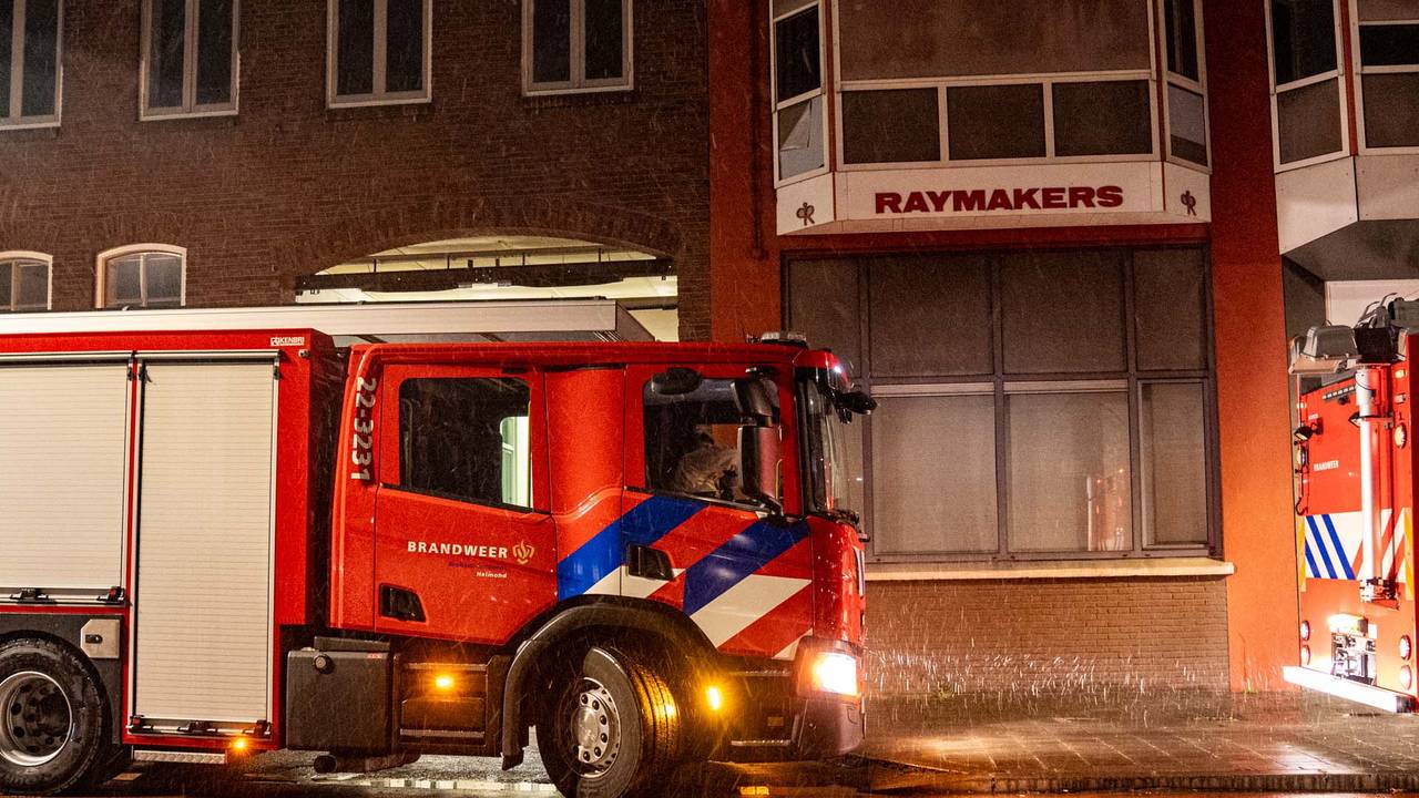 De brandweer kwam met 2 wagens naar Raymakers in Helmond (foto: Harrie Grijseels).