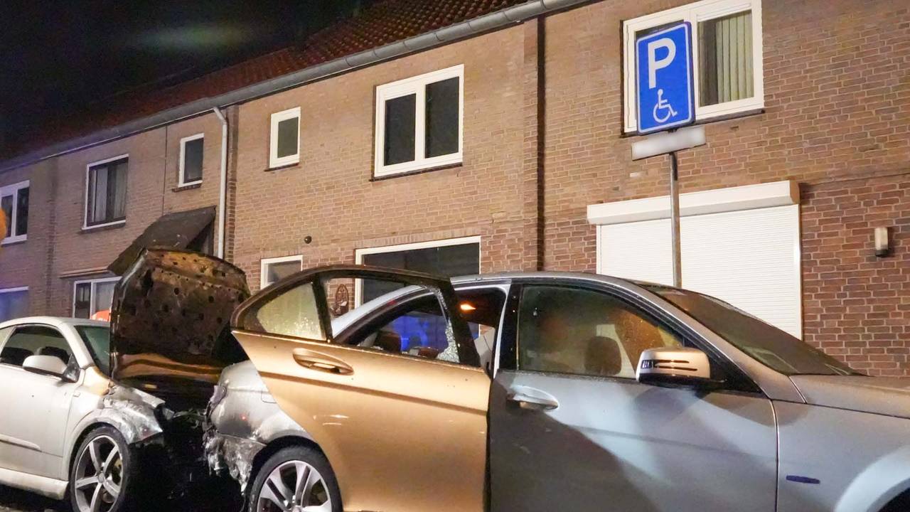Een van de uitgebrande auto's in de Model van der Donckstraat in Beek en Donk stond op een invalidenparkeerplaats (foto: Harrie Grijseels/SQ Vision).