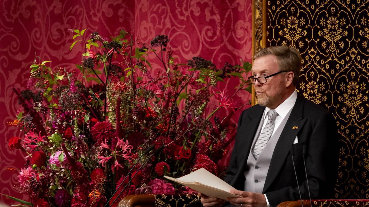 Koning Willem-Alexander leest de troonrede voor aan leden van de Eerste en Tweede Kamer op Prinsjesdag in de Koninklijke Schouwburg. (Foto: ANP)