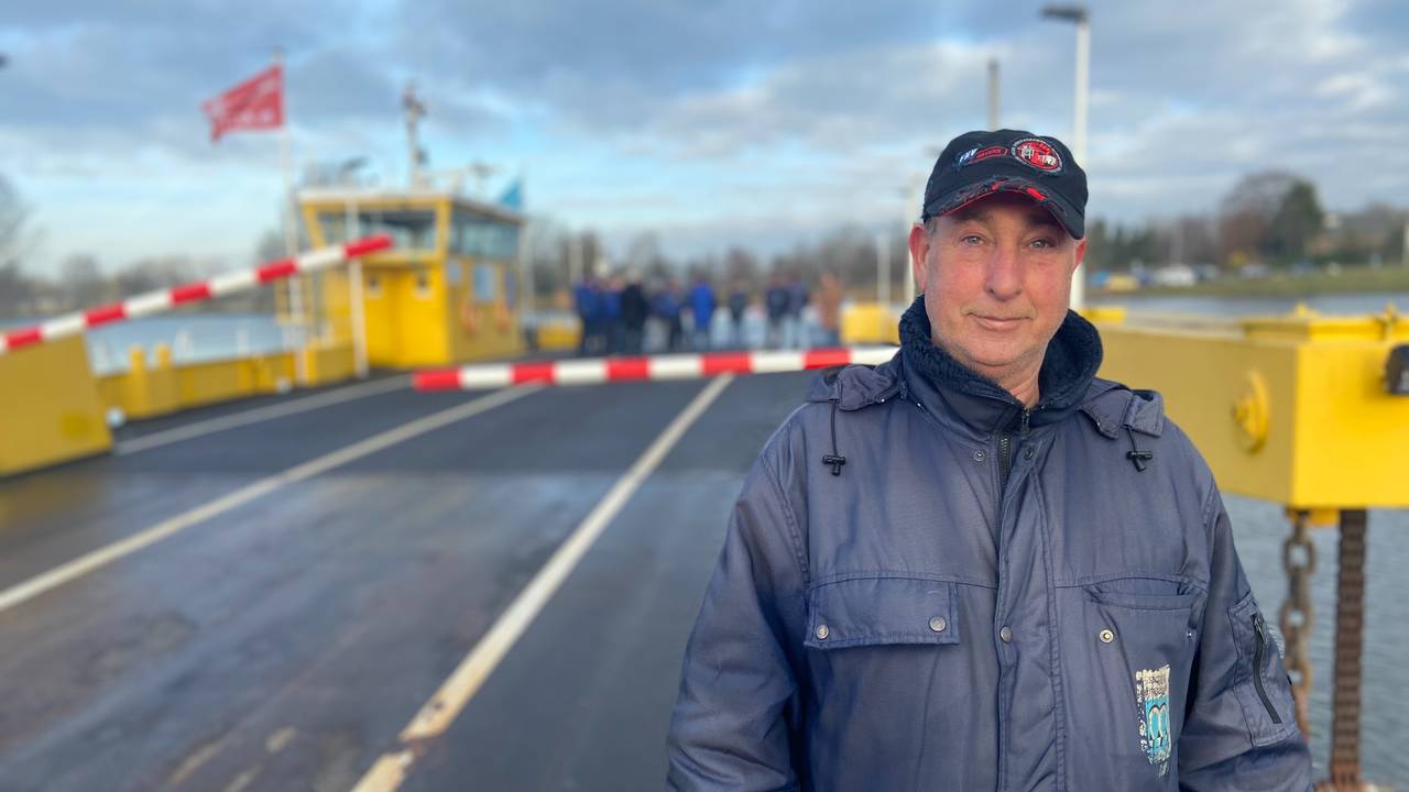 Herman Barneveld bij 'zijn' pont in Megen.