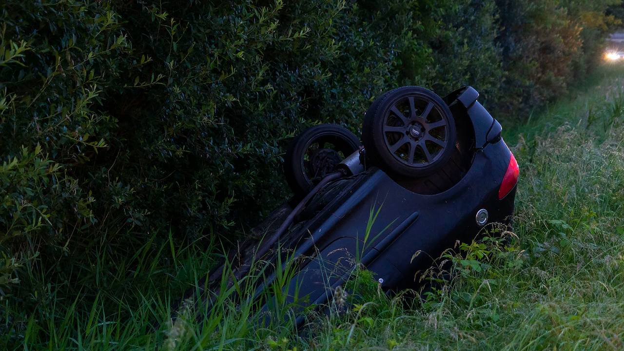 De auto belandde ondersteboven in de berm naast de A50 bij Schaijk (foto: Gabor Heeres/SQVision). 