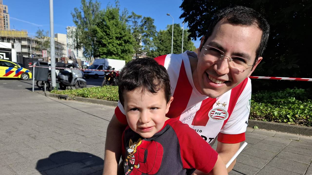 Serdar met zijn zoontje Umut (foto: Leon Voskamp).