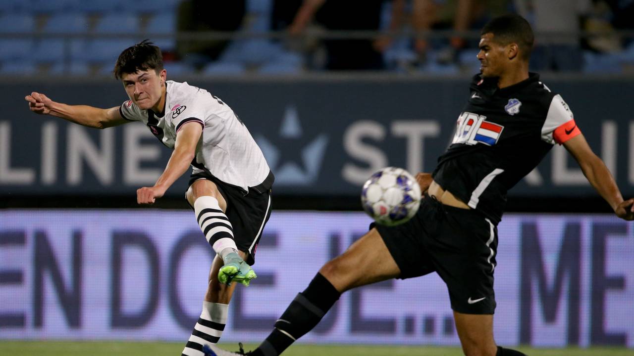 Eindhoven-aanvoerder Amevor gooit zich voor een schot van Bosschenaar Leijten