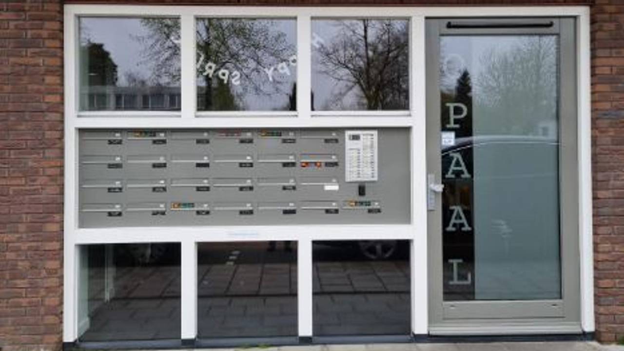 Hoe de tieners het appartementencomplex konden binnenkomen, wordt onderzocht (foto: Instagram politie Boxtel-Vught-Gestel).