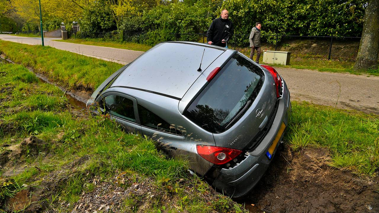 Een bergingsbedrijf werd opgeroepen om de auto uit de greppel in Riethoven te halen (foto: Rico Vogels/SQ Vision).