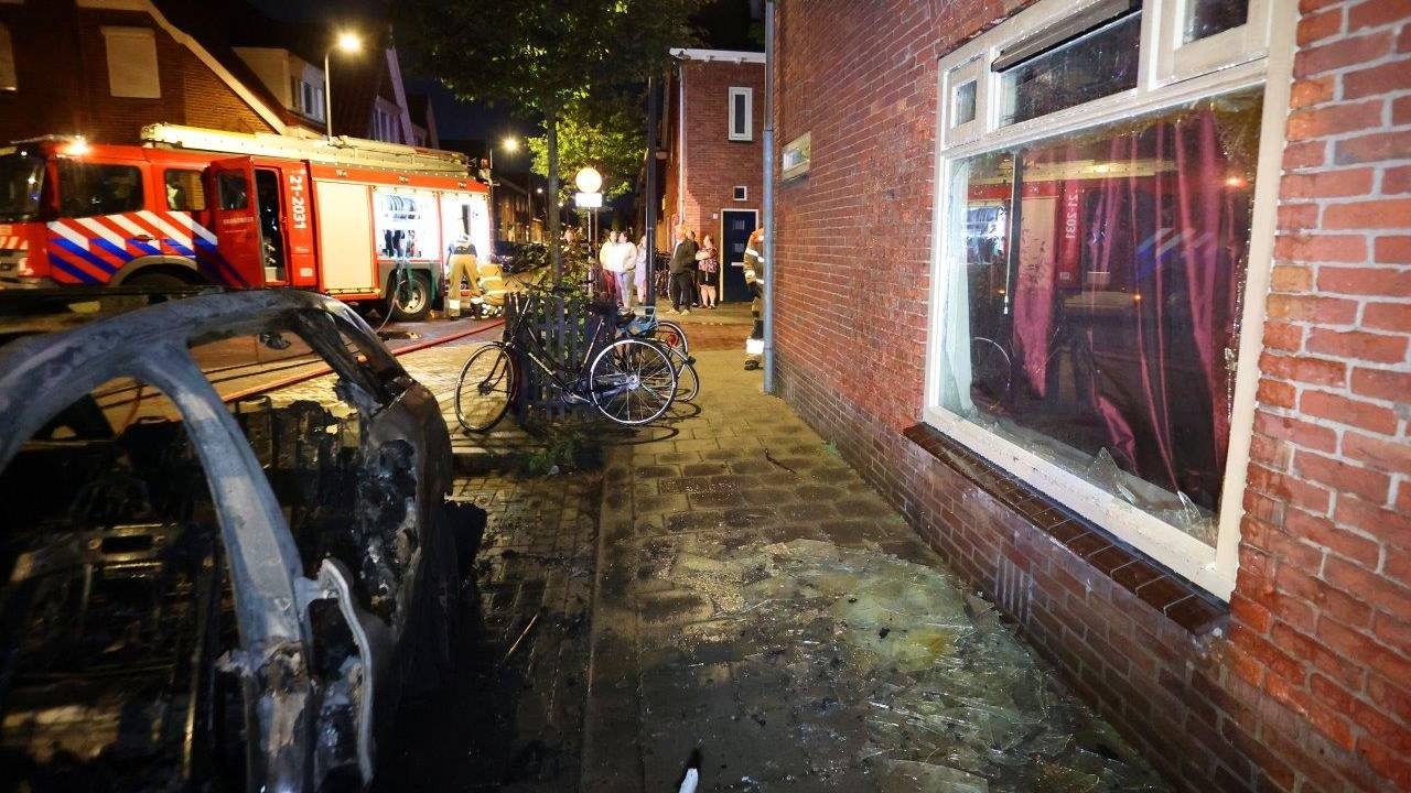 Door de hitte van de brand sprongen ramen van een huis (foto: Bart Meesters / SQ Vision).