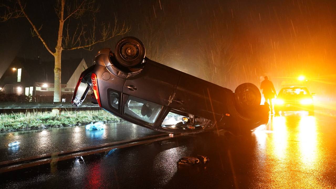 De automobilist vertelde dat hij moest uitwijken voor een hert (foto: Jeroen Stuve/SQ Vision).