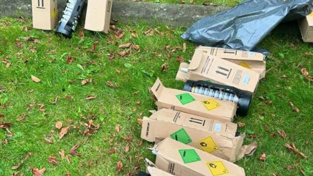 Bij de verkeerscontrole werden in een auto elf lachgasflessen gevonden (foto: Instagram politie Best-Oirschot).