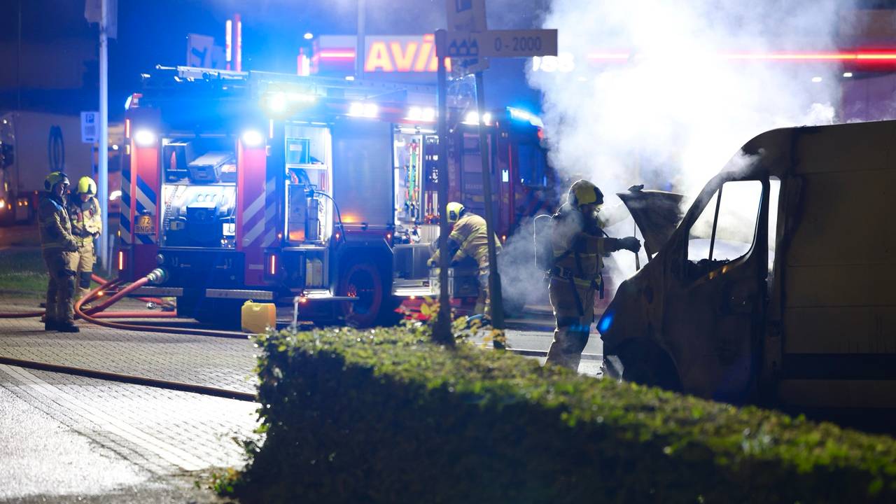 De brandweer kon voorkomen dat de brandende brandstof een laaddock van een bedrijf bereikte (foto: Sander van Gils/SQ Vision). 