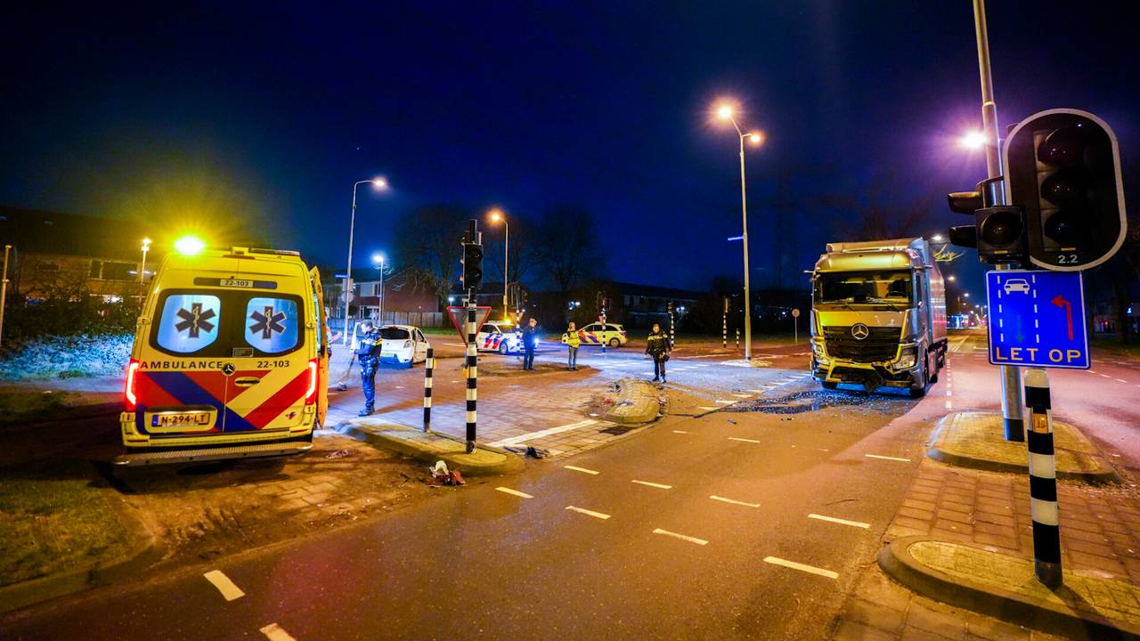 De vrachtwagen kon na het ongeluk vanwege de schade niet verder rijden (foto: SQ Vision).