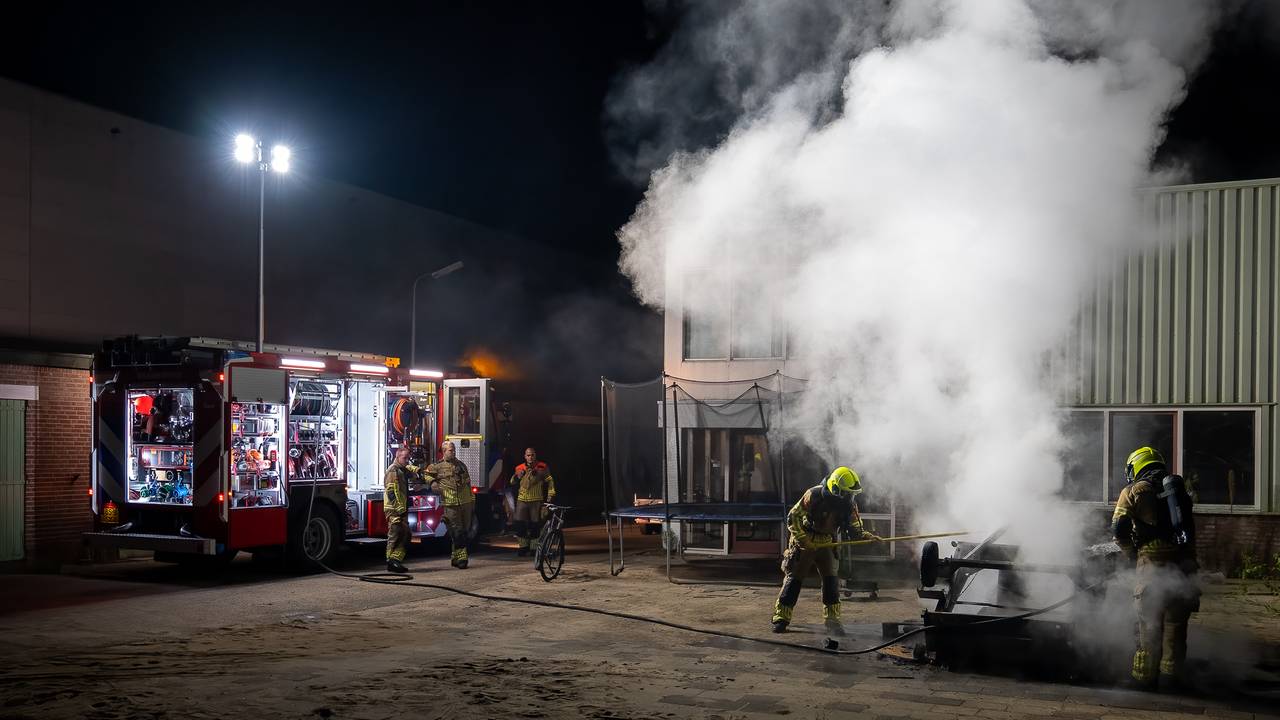 De brandweer bluste het vuur achter het industriebedrijf in Waalwijk (foto: Iwan van Dun/SQ Vision).