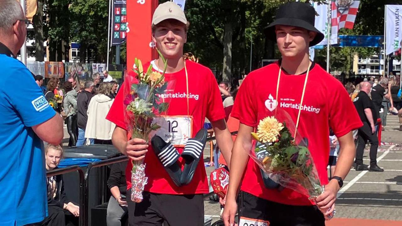 Mathijs en Len na de finish van de 80 van de Langstraat.