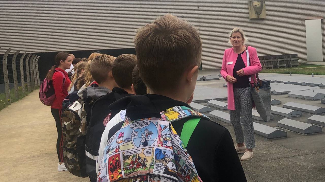 De eerste schoolklas (foto: Tonnie Vossen).