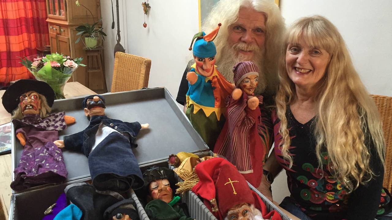 Benk en Wilma uit Beek en Donk zijn dolgelukkig dat hun poppen weer terug zijn (Foto: Erik Peeters)