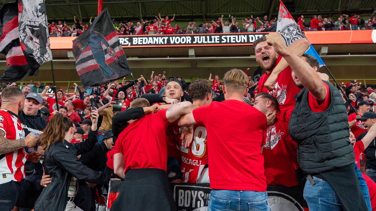 Feestende supporters van PSV. (Foto: Joris Verwijst/Orange Pictures)