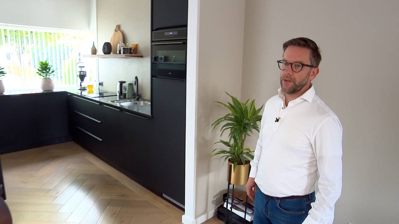 Makelaar Geert Ansems in een huis in Meerhoven.