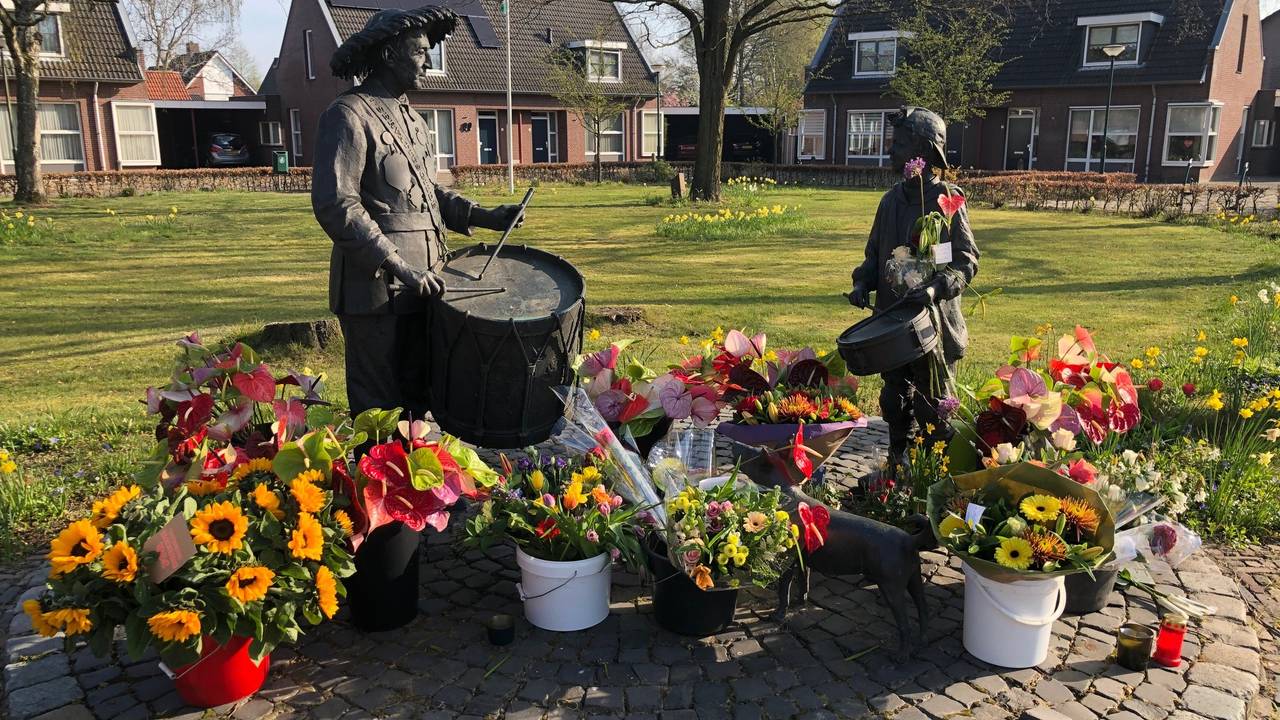 Guus stond in 1998 model voor het kind in dit standbeeld.