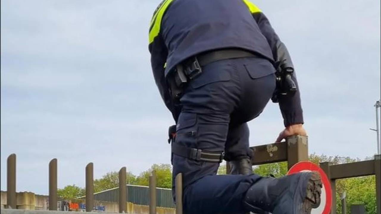 Agenten klommen over het hek om bij het bedrijf in Boxtel te komen (foto: Instagram politie Meierijstad).