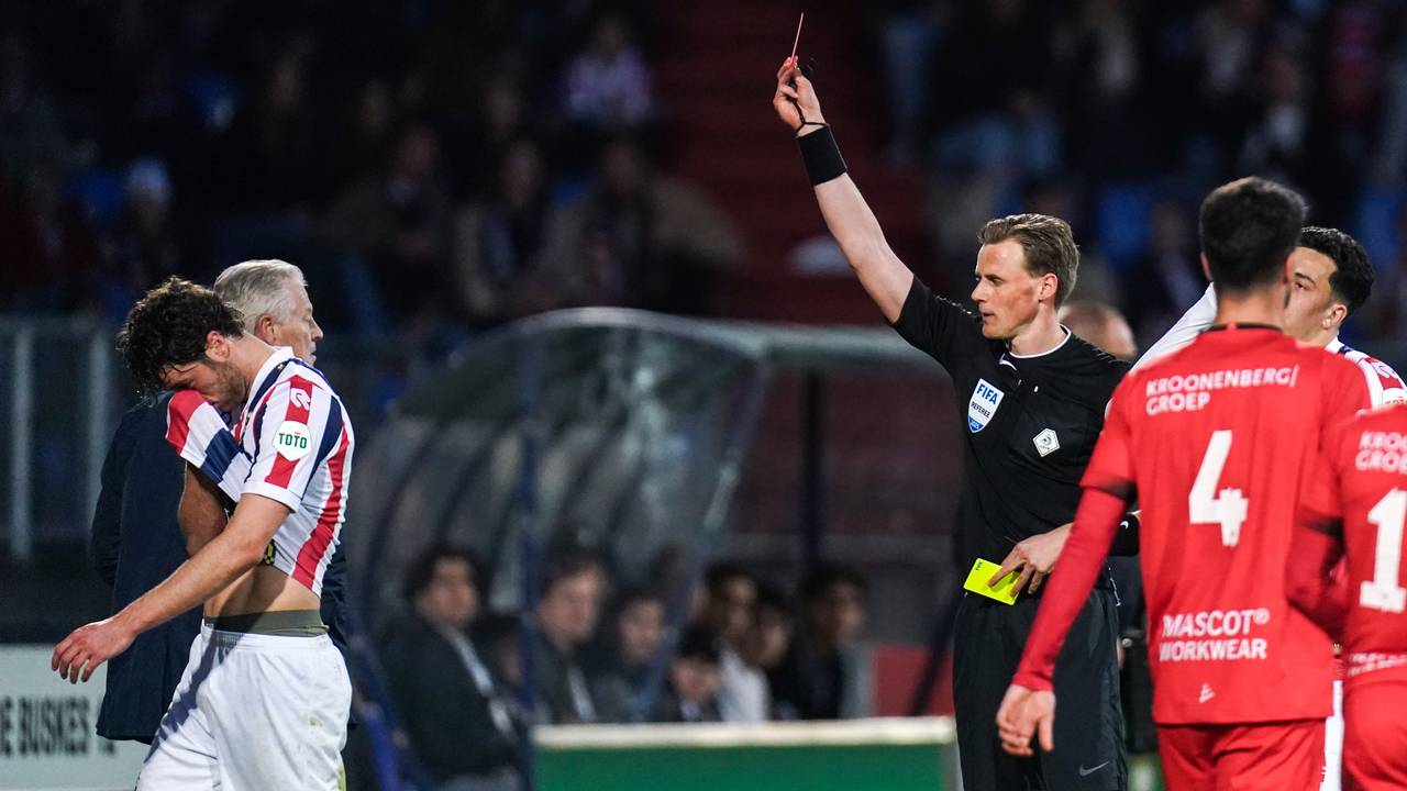 Rode kaart voor Willem II-spits Kyan Vaesen. (Foto: Joris Verwijst/Orange Pictures)