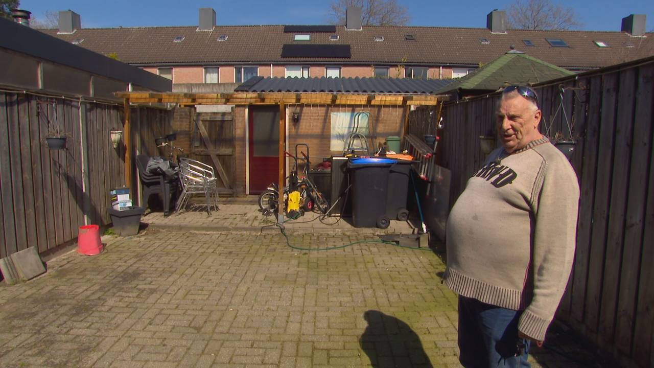 Frans Blakenburg in zijn achtertuin.