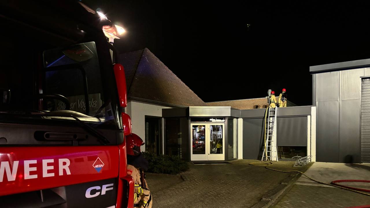 De brandweer bij de slagerij aan de Elsendorpseweg in Elsendorp (foto: Marco van den Broek/SQ Vision).