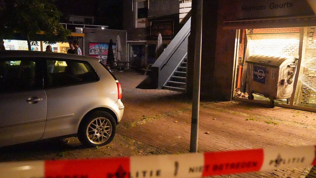 De daders reden met een auto een container door de gevel van de juwelierszaak in Someren (foto: Harrie Grijseels/SQ Vision).