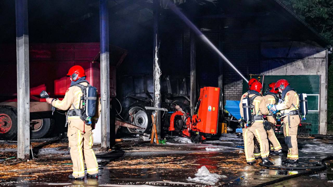 De schuur raakte bij de brand aanzienlijk beschadigd (foto: Harrie Grijseels/SQ Vision).