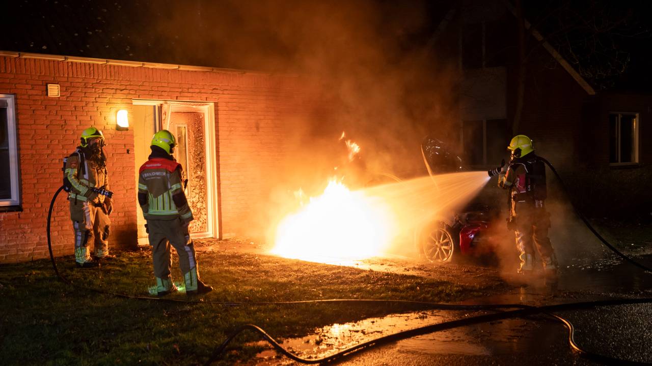 De brandweer bluste de auto op villapark Panjevbaart in Hoeven (foto: Christian Traets/SQ Vision).