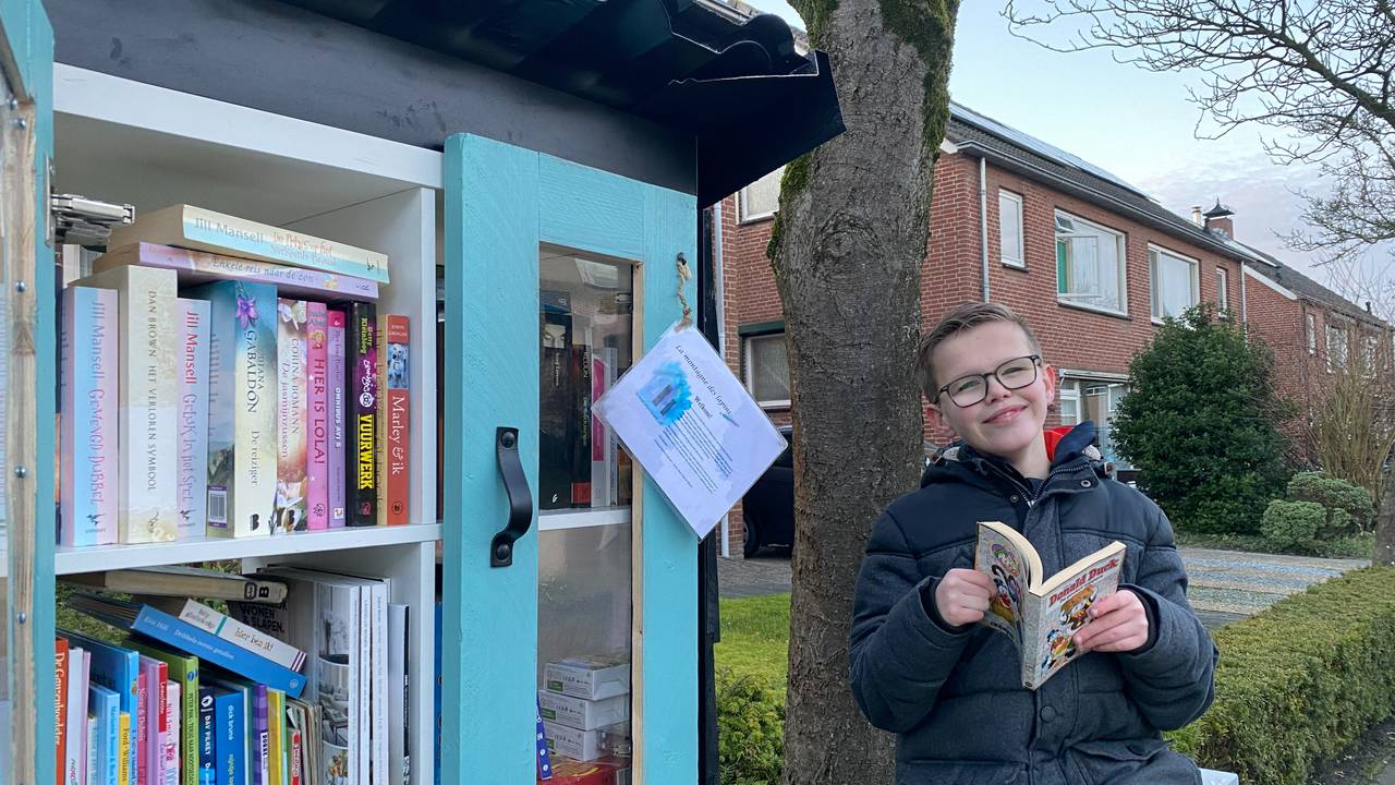 Een trotse Milan Kommers, bij zijn mini-bibliotheek in Halsteren