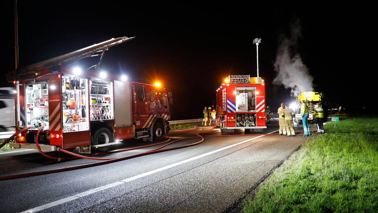 Vanwege de brandende kraanwagen werden diverse hulpdiensten opgeroepen (foto: Christian Traets/SQ Vision).
