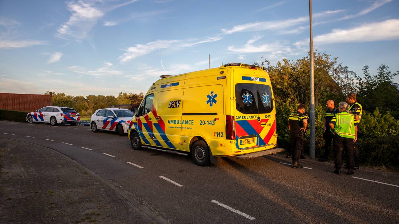 De bestuurster van de auto werd na het ongeluk op de Noordschans in Klundert meegenomen door de politie (foto: Christian Traets/SQ Vision).